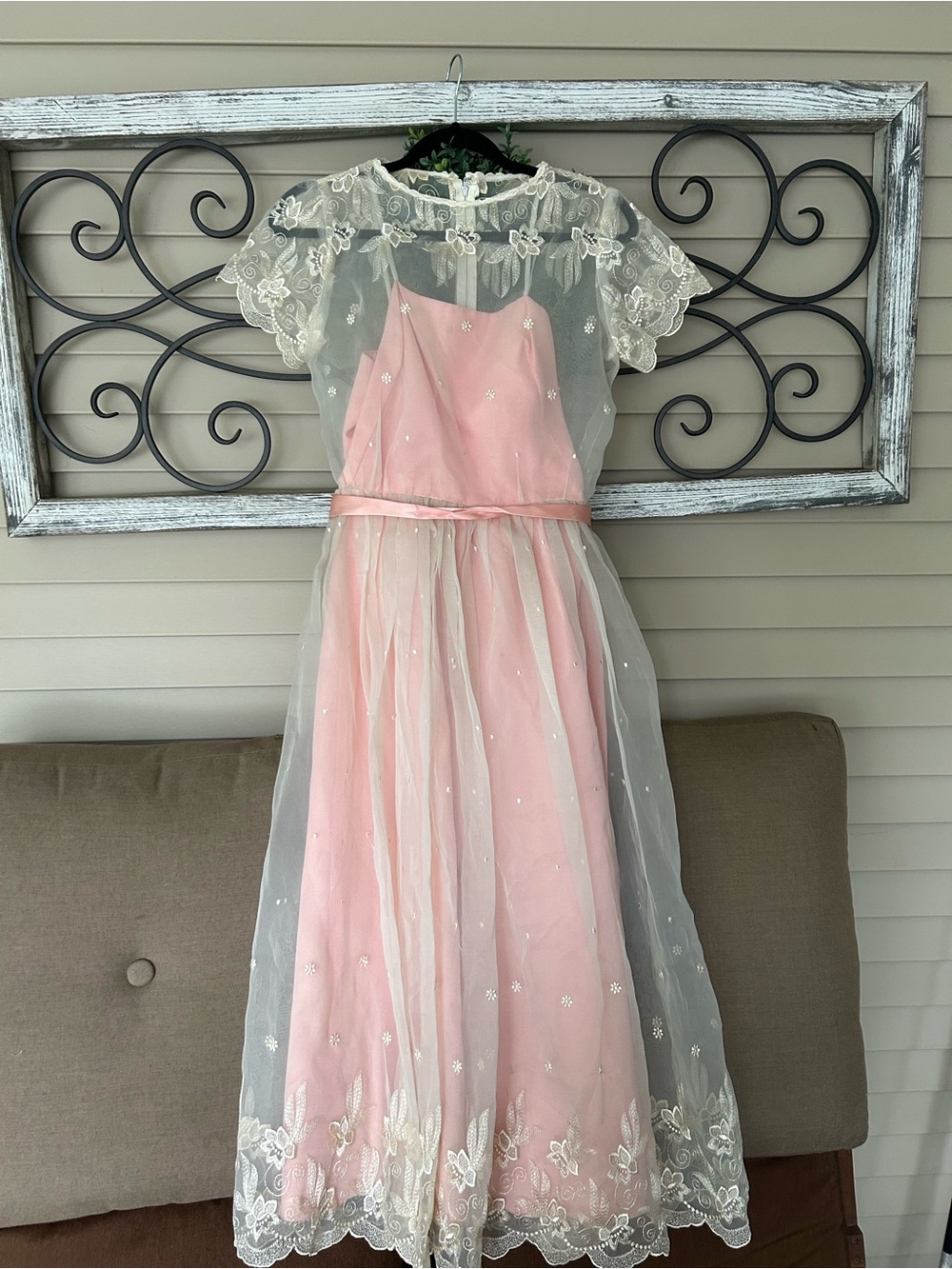 VINTAGE 80’s 50’s STYLE PINK MIDI LENGTH DRESS WITH MATCHING LACE GLOVES
SIZE 4